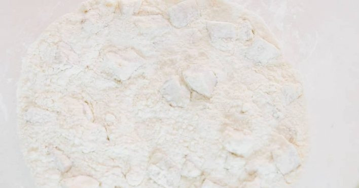 1. Этап. Банановые оладушки: 2. Почистите второй банан и нарежьте средними кубиками, добавьте к сухим ингредиентам. Аккуратно перемешайте, чтобы все кусочки банана были покрыты мукой и в то же время не слиплись.