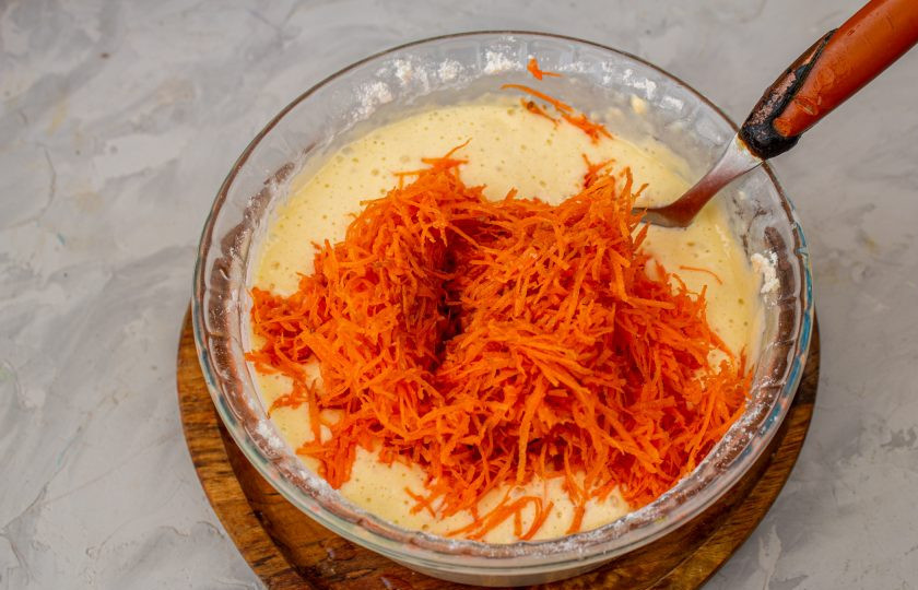 1. Этап. Торт морковный на сковороде: К тесту добавьте натертую морковь и тщательно перемешайте.
