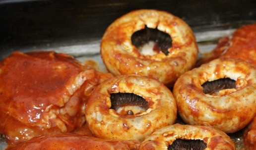 1. Этап. Куриные бедрышки в остром маринаде: Затем выложить бёдрышки в форму, поставить в духовку, разогретую до 180 °С, и запекать до готовности, ~40 минут. В этой же форме я запекла также шампиньоны, обмазав их в остатках маринада, только достала их из духовки пораньше.