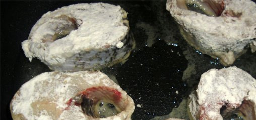 1. Этап. Щука на сковороде: 2. Набираем в миску муки, и каждый кусочек рыбки перед жаркой обмакиваем в муку.