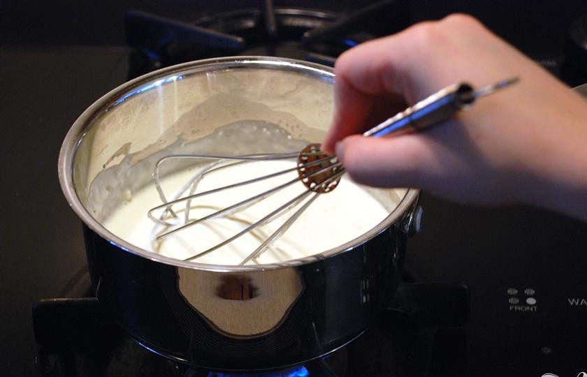 1. Этап. Паста с беконом и Пармезаном: 2. В большой кастрюле довести подсоленную воду до кипения. Добавить макароны и варить до готовности, согласно инструкции на упаковке. Пока макароны варятся, приготовить сливочный соус. Смешать жирные сливки и сливочный сыр в маленькой кастрюльке. Нагреть на медленном огне, пока сыр не расплавится, и взбить до получения однородной массы.