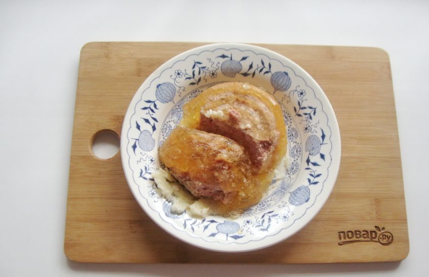 1. Этап. Шурпа из тушенки: Тушенку из банки выложите на тарелку.