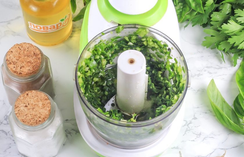 1. Этап. Аджика из базилика: Выложите всю массу в чашу измельчителя и отпюрируйте примерно 3-4 минуты на пульсирующем режиме. Затем влейте растительное масло, уксус и всыпьте соль. Пробейте еще раз в течение 2-3 минут.