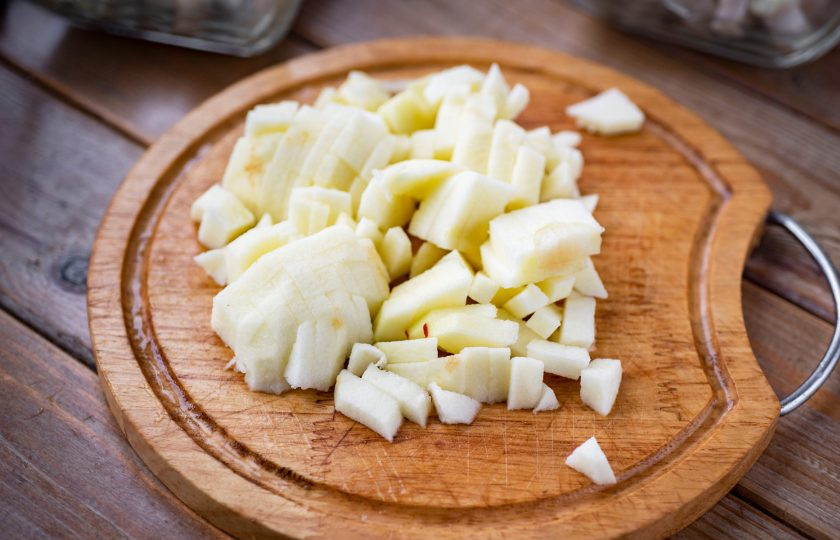 1. Этап. Салат Сельдь под одеялом: С яблока снимите кожицу, удалите семена, мякоть нарежьте небольшими кубиками.