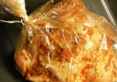 1. Этап. Бедро индейки в пакете для запекания: Достаньте мясо из холодильника, переложите его в пакет для запекания.