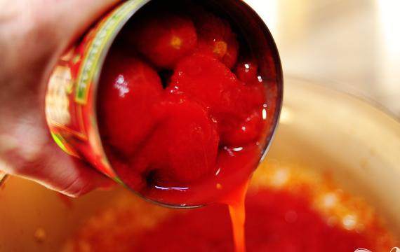 1. Этап. Спагетти с фрикадельками: И банку цельных томатов с соком.