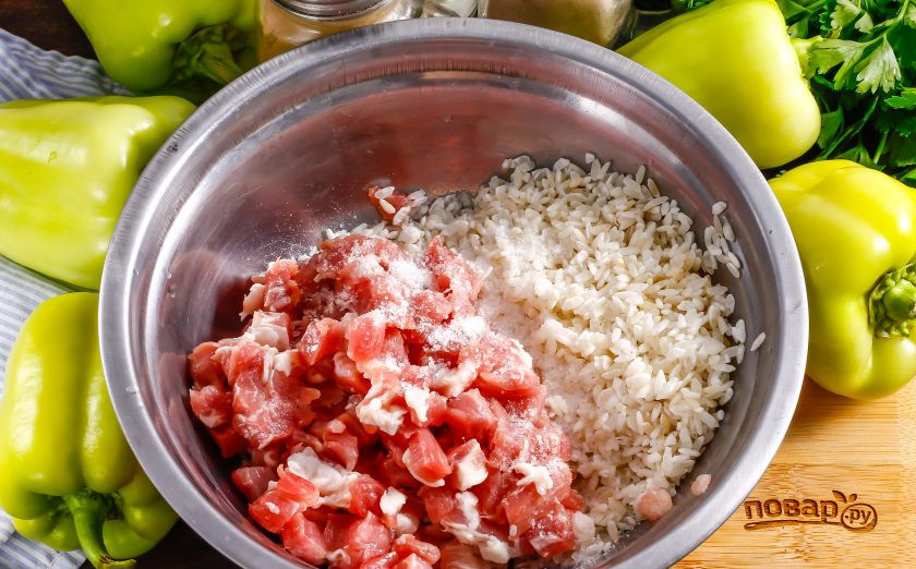1. Этап. Фаршированный перец по-узбекски: Баранину очистите от жил и пленок, которыми богато это мясо, нарежьте мелкими кубиками или пропустите через мясорубку. Смешайте в емкости фарш, рис, 0,25 ч.л. соли и молотый черный перец. По желанию можно всыпать немного молотого кориандра, другие специи и пряности.