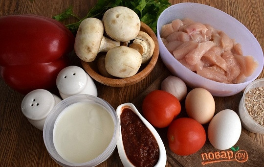 1. Этап. Диетическая куриная пицца без теста: Подготовьте необходимые продукты. Куриную грудку нарежьте на кусочки, грибы и овощи помойте, лук очистите.