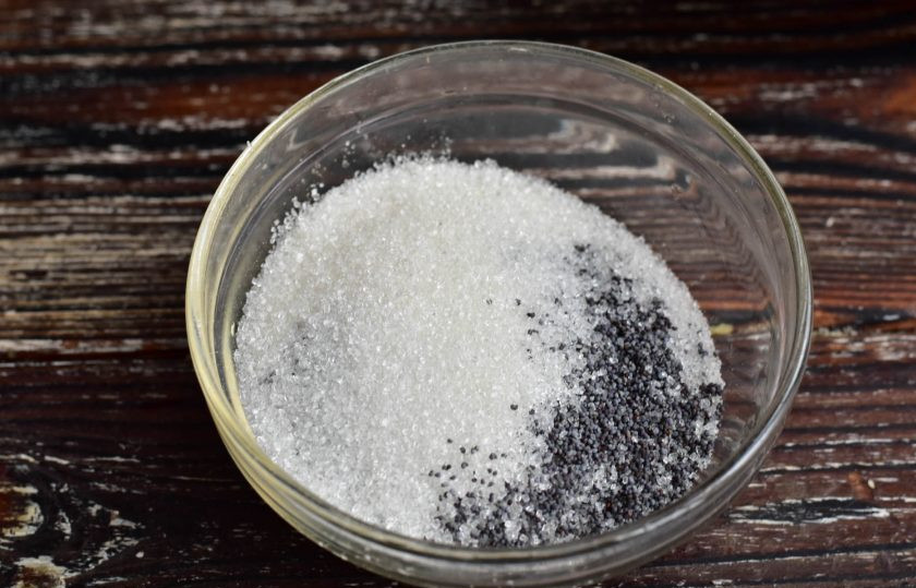 1. Этап. Булочки с маком в хлебопечке: К маку добавьте сахар, влейте совсем чуточку воды и хорошо все перемешайте.