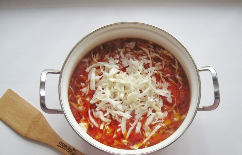 1. Этап. Борщ с языком: Когда все овощи будут почти готовы, добавьте в борщ нарезанную капусту.