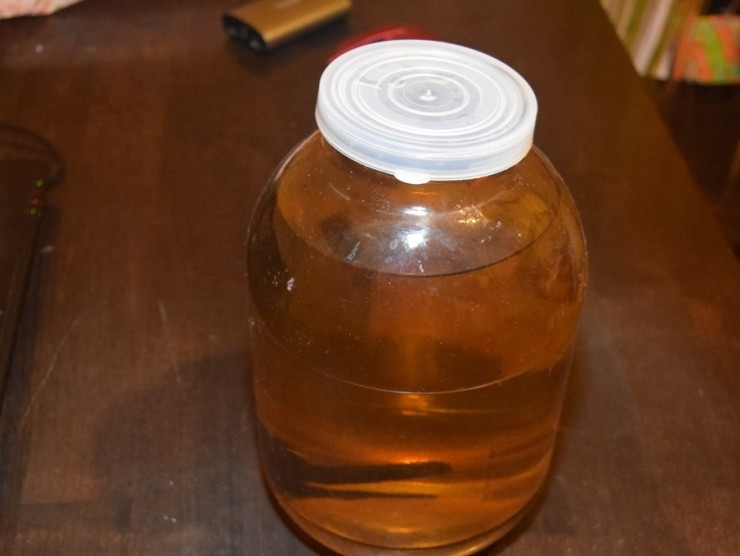 1. Этап. Кукурузная крупа на кодзи: После добавьте щепы и сиропа. Хорошо перемешайте. Должно получиться 3 литра бурбона.