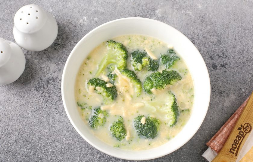 1. Этап. Омлет с брокколи в микроволновке: Залейте яичной смесью и запекайте на максимальной мощности 5 минут. Затем проверьте на готовность и по необходимости готовьте еще 3-5 минут.