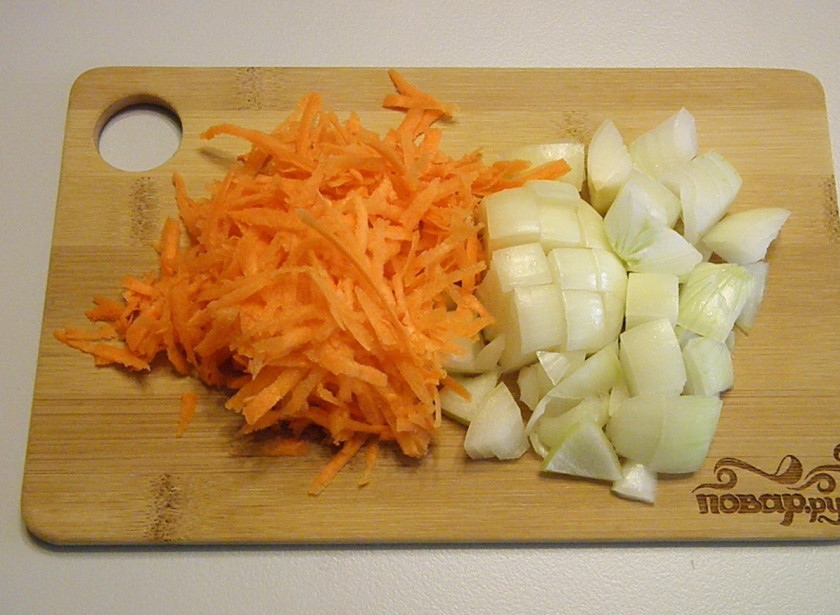 1. Этап. Борщ с кислой капустой: Порежьте не слишком крупно лук и морковь. При таком способе нарезки моркови она меньше вбирает жира в время жарки.