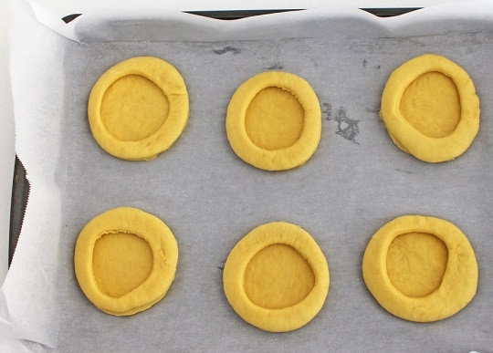 1. Этап. Булочки с творогом и изюмом: 17. Выложите их на противень, застеленный пергаментом.