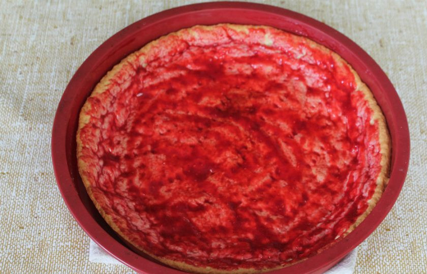 1. Этап. Малиновый торт Летний: Из духовки вынимаем основу для торта и поливаем её малиновым соком.