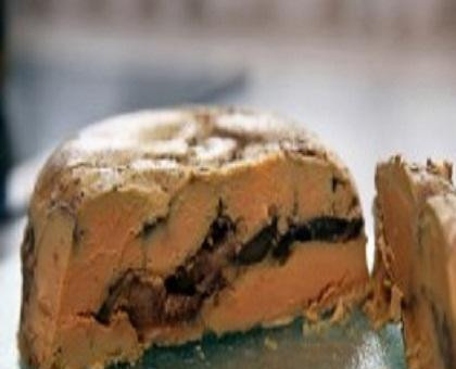 1. Этап. Гусиная печень по-французски Фуа-гра: 7. Фуа-гра нарезают горячим, острым ножом. Подают на тонком кусочке сдобной булочки.