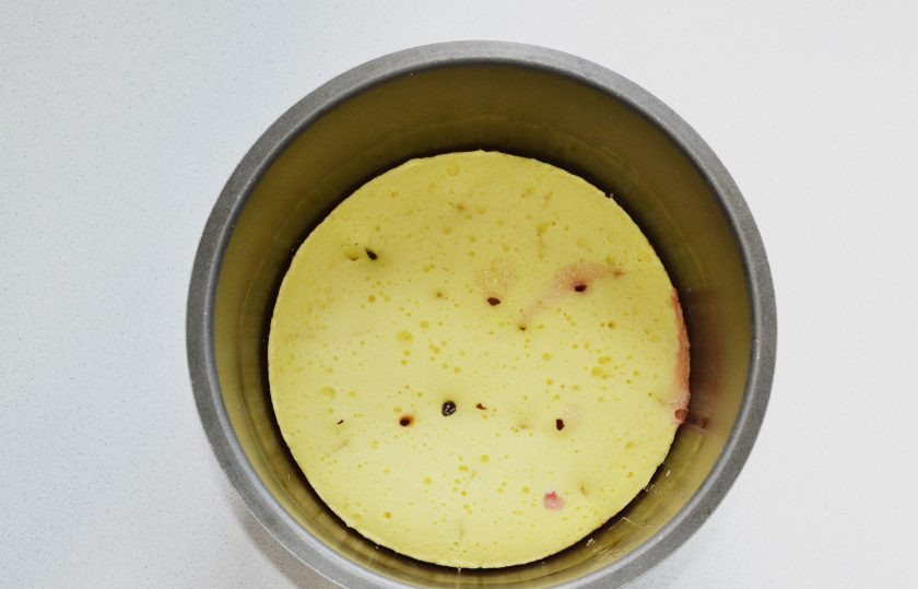 1. Этап. Шарлотка со сливами в мультиварке: Шарлотка со сливами в мультиварке готова.