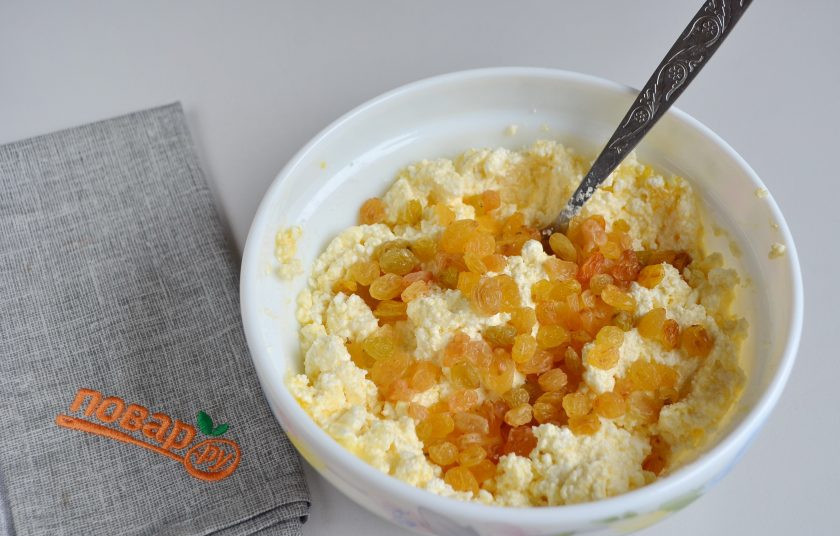 1. Этап. Пирог с овсяными хлопьями и творогом: 6. Промойте и обсушите изюм, положите в творог, перемешайте.