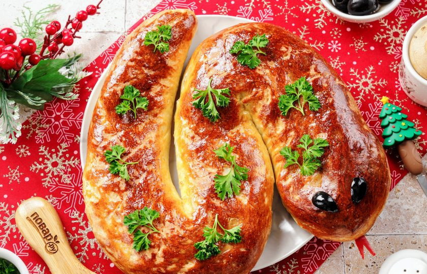 1. Этап. Новогодний пирог Змейка: Перед подачей пирог можно украсить свежей зеленью. Я дополнительно сделала из маслины глазки, а из болгарского перца вырезала язычок. Пирог 