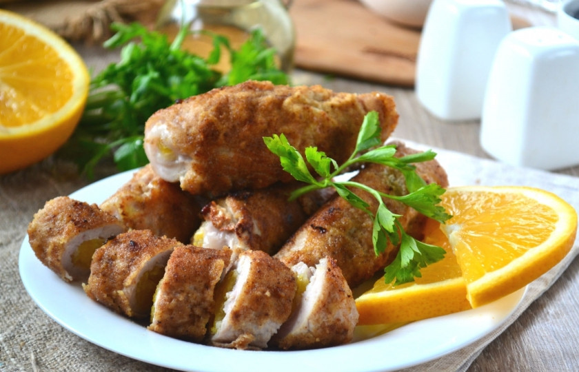 1. Этап. Мясные рулетики с сюрпризом: Готовые рулетики можно подавать целыми, а можно порезать на кусочки. Кушайте с удовольствием и угощайте своих родных!