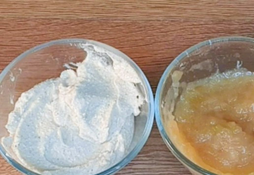 1. Этап. Булочки-трубочки с творогом и повидлом: 7. Вторая начинка у меня, густое яблочное повидло. Смешиваем повидло со взбитым яйцом (всего лишь 1 ст. л.) и крахмалом 0,5 ст. л.. Начинки готовы!