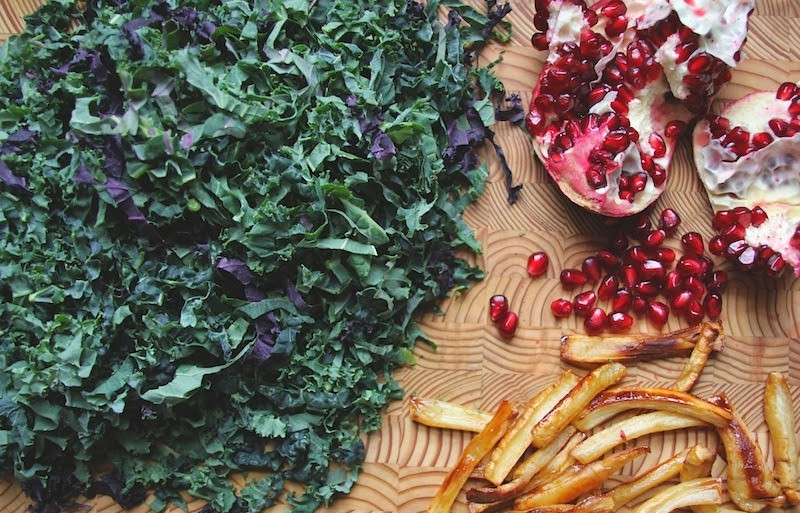 1. Этап. Салат Праздник: Капусту вымоем, просушим и нарежем или порвем руками некрупно. Пастернак очистим, нарежем полосками и обжарим на сливочном масле до золотистого цвета. Гранат разберем и извлечем зернышки.