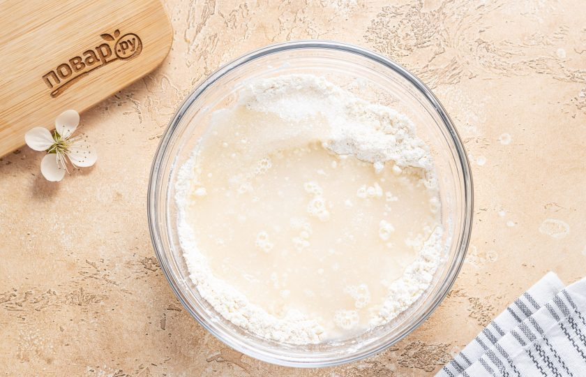 1. Этап. Печенье Mинутка без маргарина: Влейте воду.