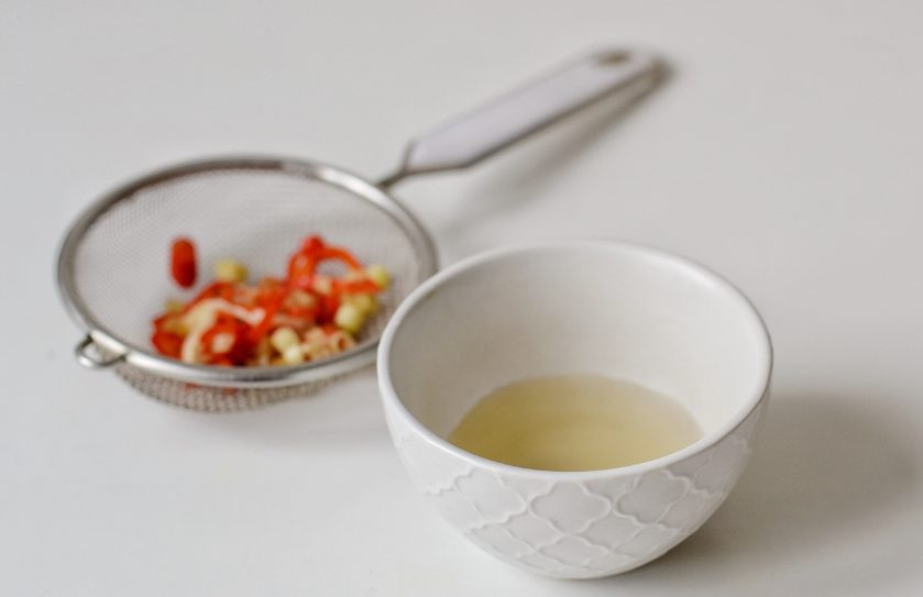 1. Этап. Острый соус из манго: Процедите воду с лемонграссом и перцем.