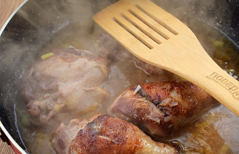 1. Этап. Жаркое из курицы с айвой: Влейте горячий бульон, выложите куриное мясо, доведите до кипения. Прикройте крышкой и тушите на медленном огне в течение 30 минут.