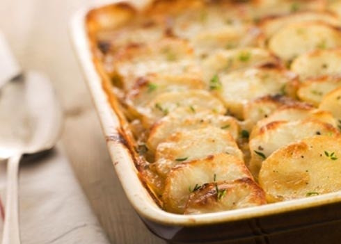 1. Этап. Картофель по-английски: В огнеупорную форму (лучше всего - керамическую) налить немного соуса, а затем слоями выложить лук и картофель, причем 1-й и последний слои должны состоять из картофеля. Залить содержимое формы соусом, посыпать сыром. Запекать в духовке при 180С примерно 30 минут - до образования румяной сырной корочки. Подавать в качестве гарнира к мясным или рыбным блюдам.