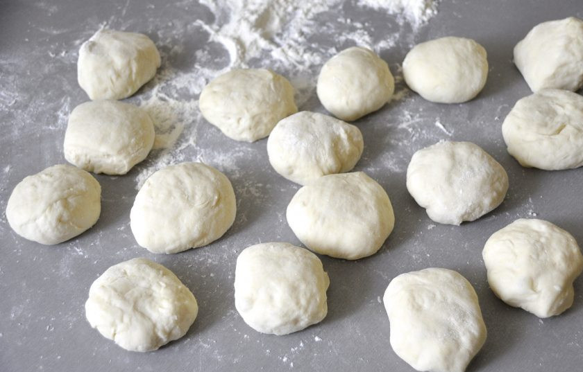 1. Этап. Кайнары: Разделите тесто на равные части, получилось 16 колобков по 60 грамм, каждый округлите, подкатайте в шар.