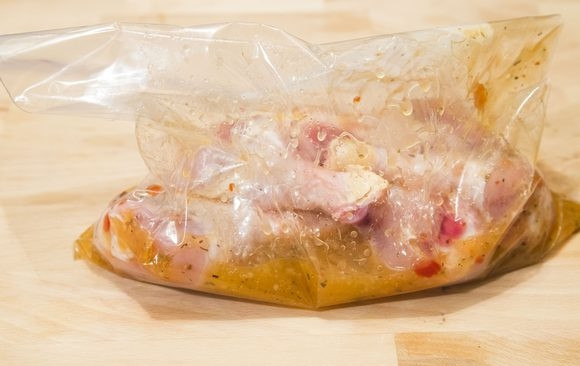 1. Этап. Куриные ножки с рисом: 2. Добавьте соль, перец, итальянские травы, соевый соус и чили (если используете этот простой рецепт куриных ножек с рисом для детей, то его можно заменить домашним томатом). Все как следует перемешайте и оставьте в холодильнике минимум на пару часов. Лучше всего дать им постоять ночь, чтобы ножки как следует промариновались.