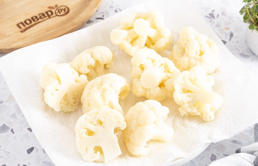 1. Этап. Как заморозить цветную капусту на зиму: Затем тщательно обсушите соцветия с помощью бумажных полотенец, чтобы при заморозке не было лишнего льда.