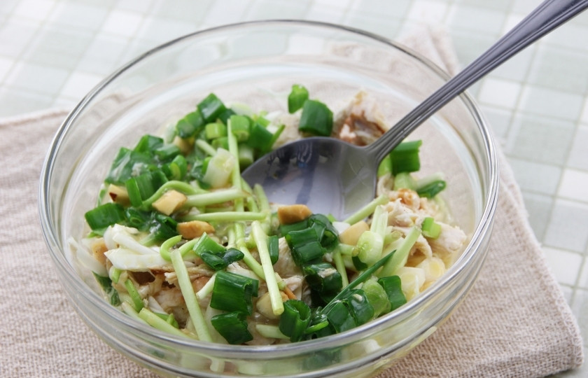 1. Этап. Омлет Фу янг: Капусту мелко нашинкуйте, зелёный лук нарубите, курицу нарежьте маленькими кусочками. Перемешайте овощи и курицу, полейте соевым соусом. Взбейте яйца и добавьте в чашку к овощам и курице.