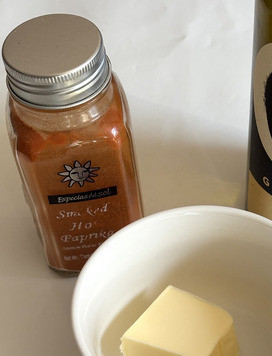 1. Этап. Турецкая паста с чечевицей: Для ароматного масла понадобится сливочное и оливковое масло и 1 ч. ложка сладкой паприки. Растопить на слабом огне оба масла, добавить паприку, довести до кипения и проварить пару минут.