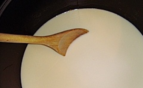 1. Этап. Рисовая молочная каша в мультиварке: В мультиварку добавьте молоко, масло, соль и сахар, все тщательно перемешайте.