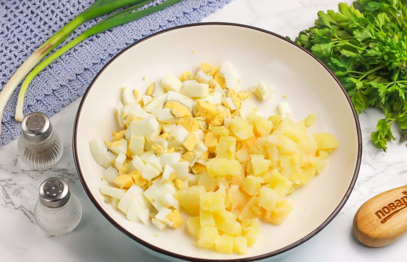 1. Этап. Свекольник по-еврейски: Куриные яйца очистите от скорлупы, промойте в воде, чтобы исключить даже мелкие кусочки скорлупы в свекольнике. Нарежьте мелким кубиком вместе с картофелем и выложите в салатник, пиалу.