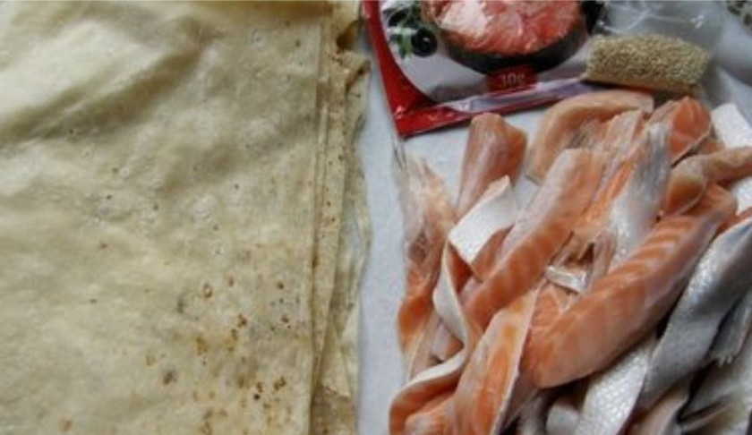 1. Этап. Брюшки семги в духовке: 1. Брюшки очистите от чешуи и тщательно вымойте.