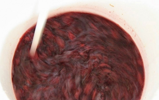 1. Этап. Рецепт малинового вина: В большую тару с малиной добавьте 700 мл воды и 300 г сахара. Всё перемешайте.