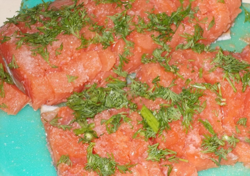 1. Этап. Лосось слабосоленый: 2. Зелень моем и обсушиваем бумажным полотенцем, мелко рубим и отправляем в миску, туда же добавляем соль и сахар. Каждый кусочек тщательно натираем полученной смесью.