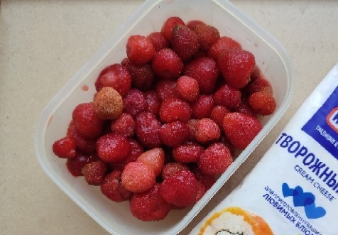 1. Этап. Клубничный боул с творожным сыром: Если у вас замороженная клубника, её нужно обязательно разморозить. Слить лишнюю жидкость.