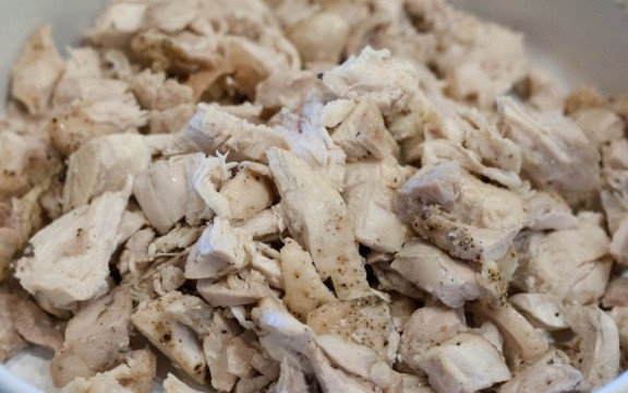 1. Этап. Салат с виноградом, курицей и сельдереем: Куриное филе доводим до готовности любым способом (можно отварить, запечь или пожарить - как хотите). Нарезаем на небольшие кусочки.