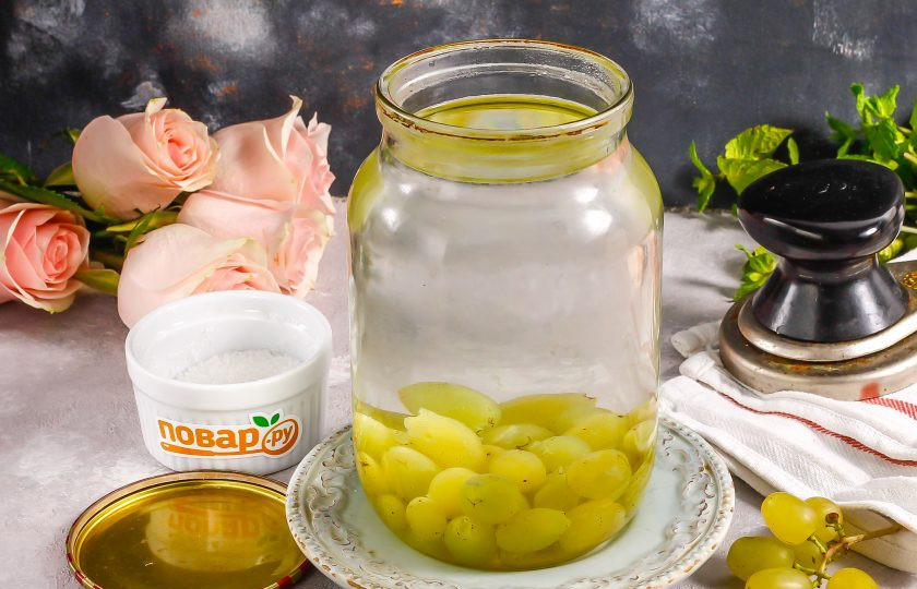 1. Этап. Компот из белого винограда на зиму: Влейте кипяток в банку и сразу же закрутите по резьбе крышкой или с помощью ключа для консервации. Переверните дном вверх и тщательно взболтайте все, чтобы сахар растворился. Оставьте остывать при комнатной температуре.
