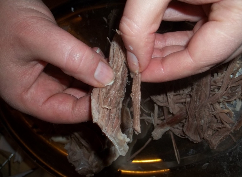 1. Этап. Салат из говядины и редиса: Отварную говядину разобрать на волокна.