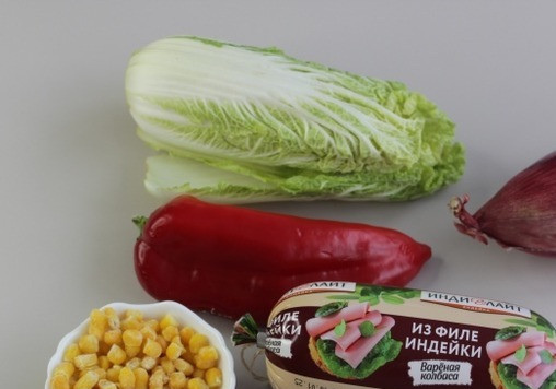 1. Этап. Салат с пекинской капустой и колбасой: Приготовьте все ингредиенты.