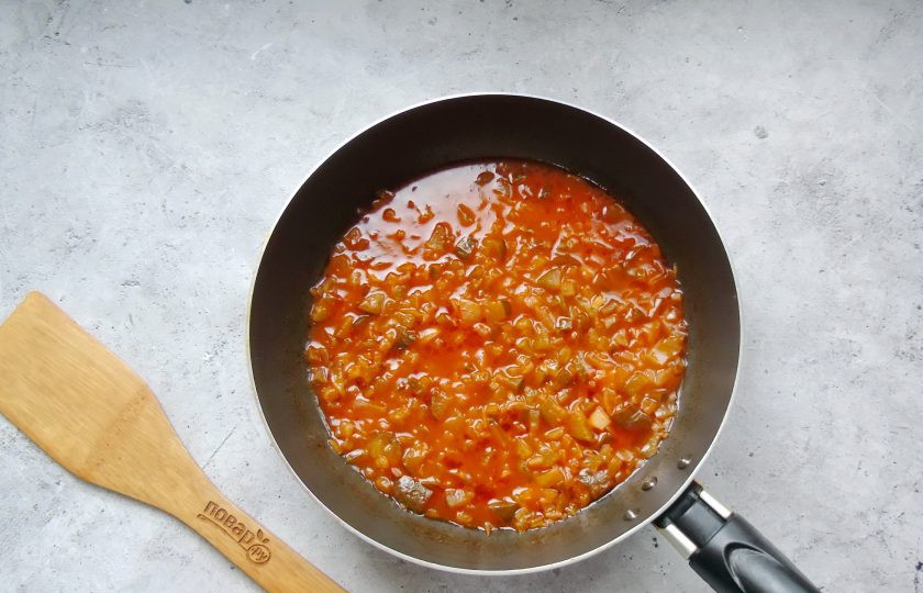 1. Этап. Солянка Селянка: Налейте 100-150 мл. воды, перемешайте. Накройте сковороду крышкой и тушите лук, огурец и томатную пасту 10-12 минут на огне чуть ниже среднего.