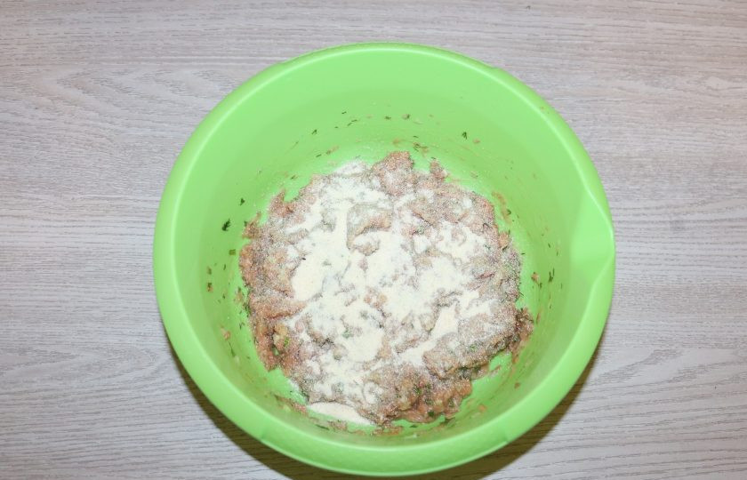 1. Этап. Фишболы: Добавьте манную крупу.