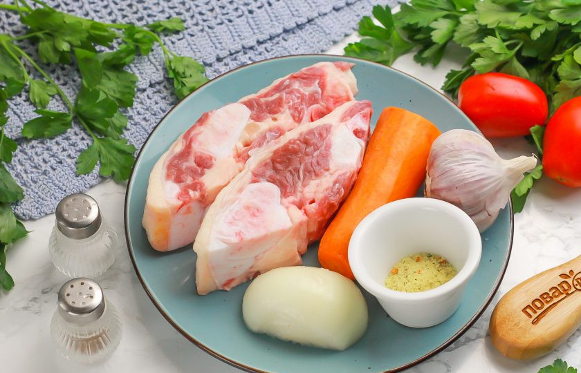 1. Этап. Холодец на костях: Подготовьте указанные продукты. Приобретите мясные косточки с небольшим жирком. Очистите морковь и лук от кожуры, промойте в воде.