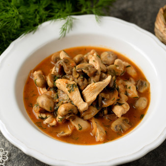 Курица с грибами в горчичном соусе