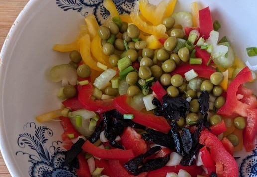 1. Этап. Салат Ворожея с тунцом и черносливом: Добавляем порезанный тонкими полосками чернослив. Если чернослив суховат, то заранее запариваем.